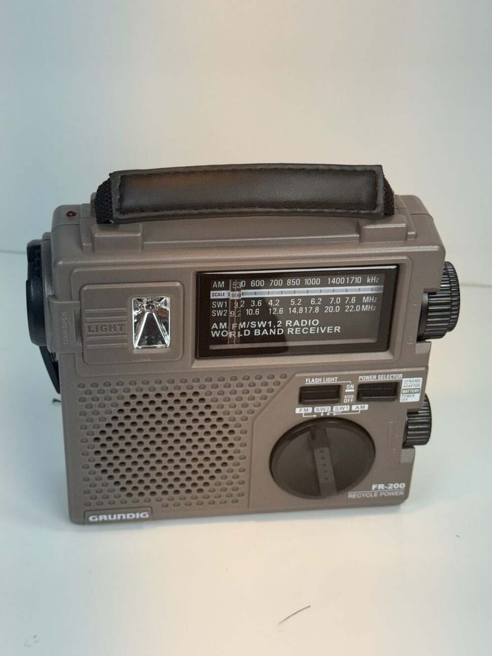 Grundig FR-200 AM FM SW World Receiver Recycle Power Radio
